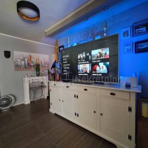 PRIVLAKA- MODERNA KATNICA 220m2 20m od mora