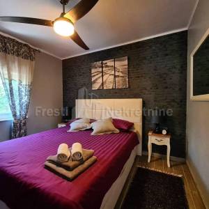 PRIVLAKA- MODERNA KATNICA 220m2 20m od mora