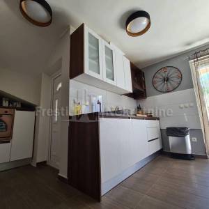 PRIVLAKA- MODERNA KATNICA 220m2 20m od mora