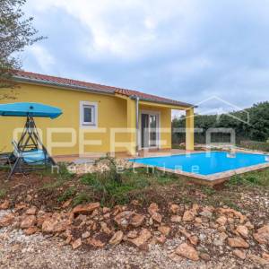 Prizemnica 70m2 s bazenom i dvorištem - Svetvinčenat