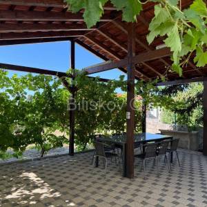 Prizemnica u K.Gomilici, na 1000 m2, blizina mora