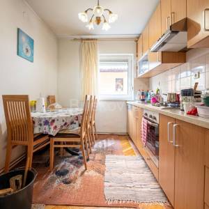 Prodaja, 2 samostojeće kuće, pomoćna zgrada, parking