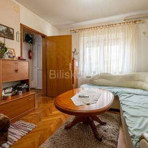 Prodaja, 2 samostojeće kuće, pomoćna zgrada, parking