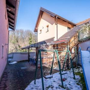 Prodaja, 2 samostojeće kuće, pomoćna zgrada, parking