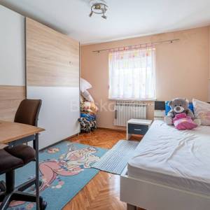 Prodaja, 2 samostojeće kuće, pomoćna zgrada, parking