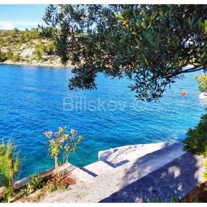 Prodaja, Brač, prvi red do mora, kuća, parcela cca. 580m2