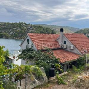 Prodaja, Brač, prvi red do mora, kuća, parcela cca. 580m2