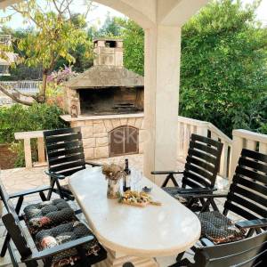 Prodaja, Brač, Supetar, prekrasna apartmanska kuća, 250m od mora 