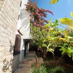 Prodaja, Brač, Supetar, prekrasna apartmanska kuća, 250m od mora 