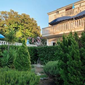 Prodaja, Brač, Supetar, prekrasna apartmanska kuća, 250m od mora 