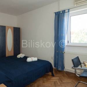 Prodaja, Brač, Supetar, trokatnica,4 stana, vrt, parking