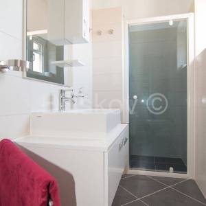 Prodaja, Brač, Supetar, trokatnica,4 stana, vrt, parking