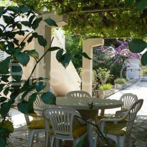 Prodaja, Brač, Supetar, trokatnica,4 stana, vrt, parking