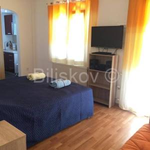 Prodaja, Brač, Supetar, trokatnica,4 stana, vrt, parking