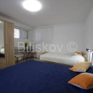 Prodaja, Brač, Supetar, trokatnica,4 stana, vrt, parking