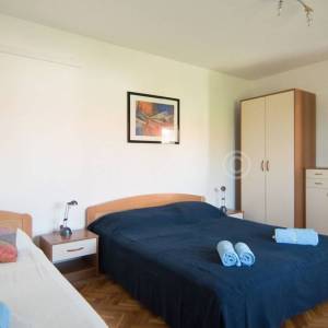 Prodaja, Brač, Supetar, trokatnica,4 stana, vrt, parking