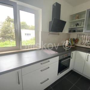 Prodaja, Brač, Supetar, trokatnica,4 stana, vrt, parking