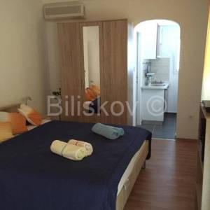 Prodaja, Brač, Supetar, trokatnica,4 stana, vrt, parking