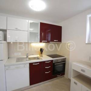 Prodaja, Brač, Supetar, trokatnica,4 stana, vrt, parking