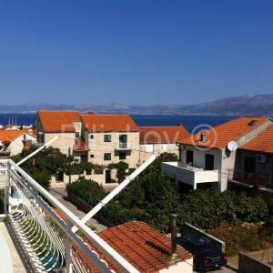 Prodaja, Brač, Supetar, trokatnica,4 stana, vrt, parking