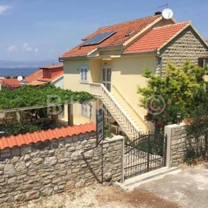 Prodaja, Brač, Supetar, trokatnica,4 stana, vrt, parking