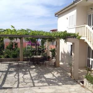 Prodaja, Brač, Supetar, trokatnica,4 stana, vrt, parking