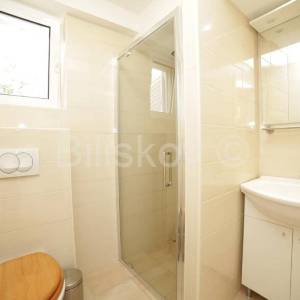 Prodaja, Brač, Supetar, trokatnica,4 stana, vrt, parking