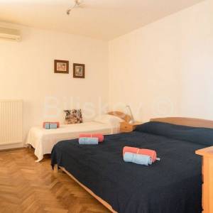 Prodaja, Brač, Supetar, trokatnica,4 stana, vrt, parking