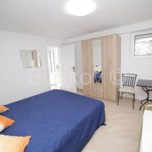 Prodaja, Brač, Supetar, trokatnica,4 stana, vrt, parking