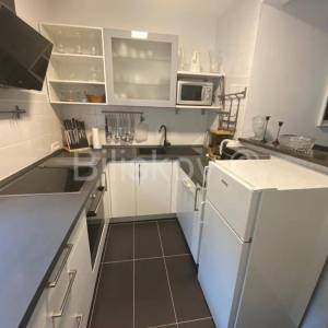 Prodaja, Brač, Supetar, trokatnica,4 stana, vrt, parking