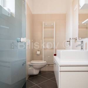 Prodaja, Brač, Supetar, trokatnica,4 stana, vrt, parking