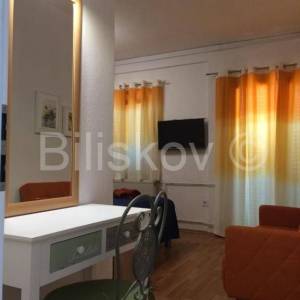 Prodaja, Brač, Supetar, trokatnica,4 stana, vrt, parking