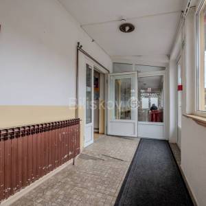 Prodaja, Dugo selo, troetažna poslovna zgrada, veliki parking, lift