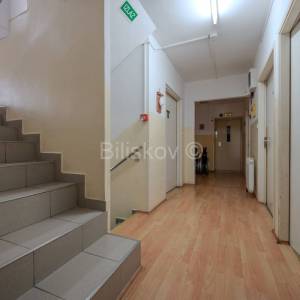 Prodaja, Dugo selo, troetažna poslovna zgrada, veliki parking, lift