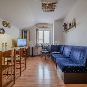 Prodaja, Dugo selo, troetažna poslovna zgrada, veliki parking, lift