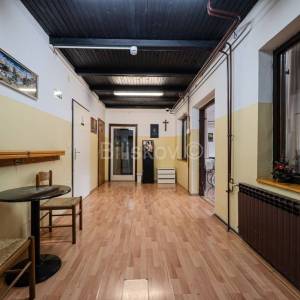 Prodaja, Dugo selo, troetažna poslovna zgrada, veliki parking, lift