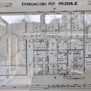 Prodaja, Dugo selo, troetažna poslovna zgrada, veliki parking, lift