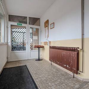 Prodaja, Dugo selo, troetažna poslovna zgrada, veliki parking, lift