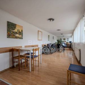 Prodaja, Dugo selo, troetažna poslovna zgrada, veliki parking, lift