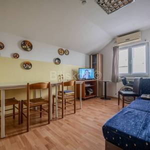 Prodaja, Dugo selo, troetažna poslovna zgrada, veliki parking, lift