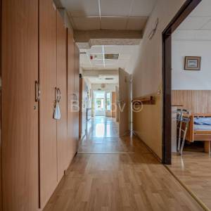 Prodaja, Dugo selo, troetažna poslovna zgrada, veliki parking, lift