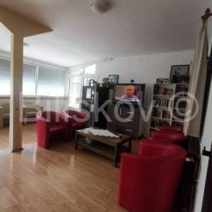 Prodaja, Dugo selo, troetažna poslovna zgrada, veliki parking, lift