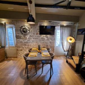 Prodaja - Elegantno uređen dvoetažni stan u staroj jezgri grada, Rovinj!