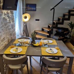 Prodaja - Elegantno uređen dvoetažni stan u staroj jezgri grada, Rovinj!