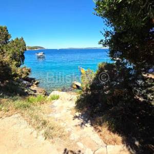 Prodaja, građ. zemljište,Šolta, 60 m od mora, započeta gradnja