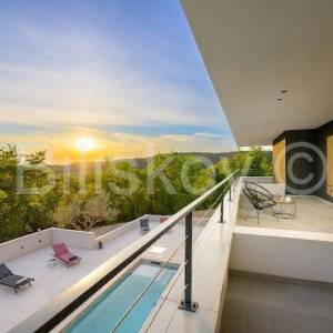 Prodaja, Grožnjan, Luksuzna dizajnerska vila s bazenom, parking 