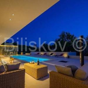 Prodaja, Grožnjan, Luksuzna dizajnerska vila s bazenom, parking 