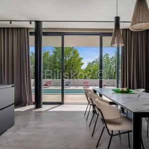 Prodaja, Grožnjan, Luksuzna dizajnerska vila s bazenom, parking 