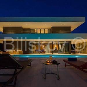 Prodaja, Grožnjan, Luksuzna dizajnerska vila s bazenom, parking 