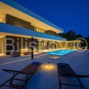 Prodaja, Grožnjan, Luksuzna dizajnerska vila s bazenom, parking 